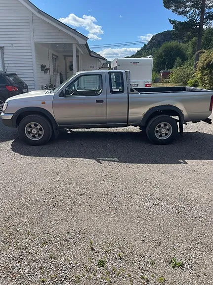 Nissan King Cab 2001 photo 2