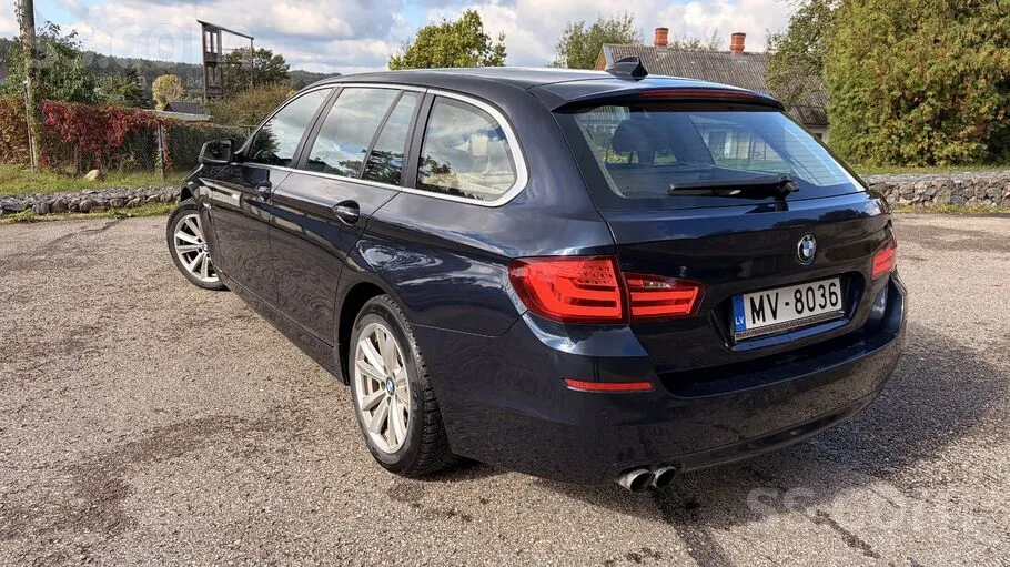 BMW 5 Series Touring 2010 photo 5