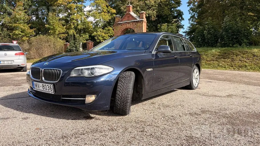 BMW 5 Series Touring 2010 photo 2