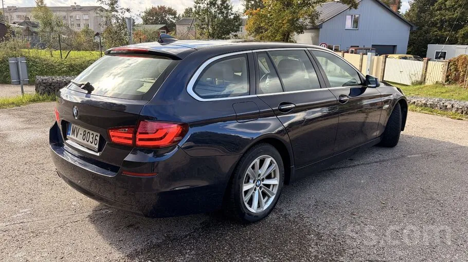 BMW 5 Series Touring 2010 photo 4
