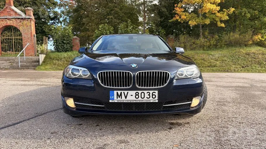 BMW 5 Series Touring 2010 photo 3