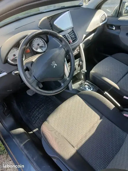 Peugeot 207 2010 photo 2