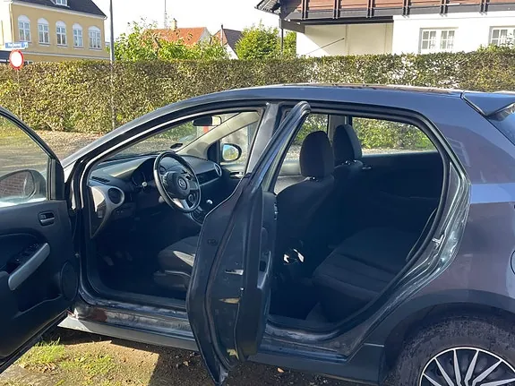 Mazda 2 2010 photo 3