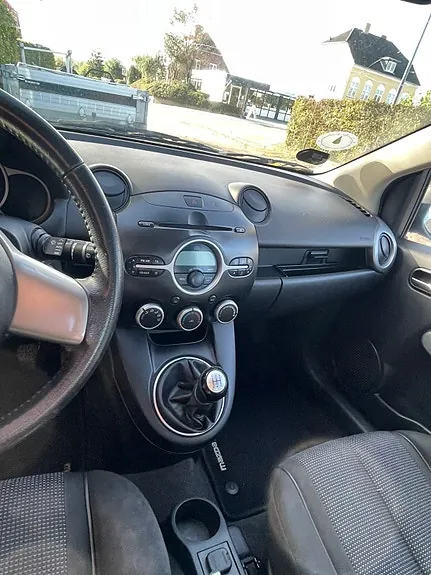 Mazda 2 2010 photo 5