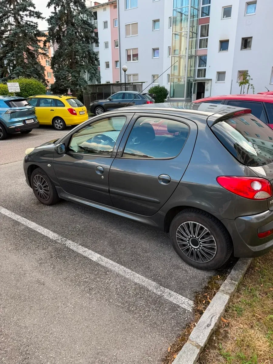 Peugeot 206 2011 photo 3