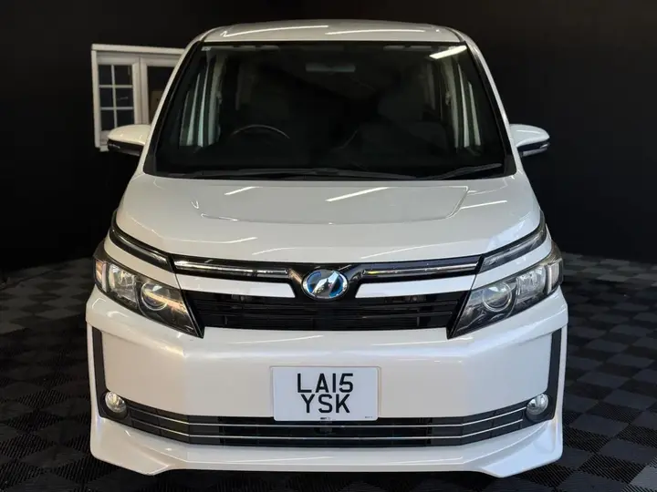 Toyota Voxy 2015 photo 3