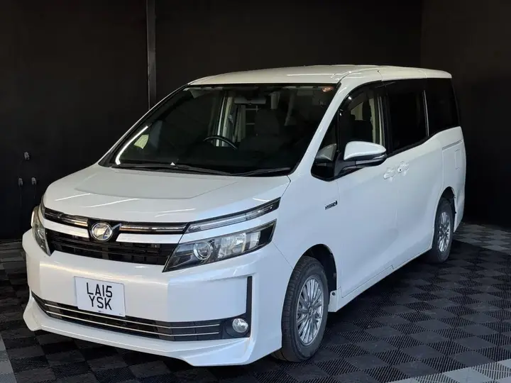 Toyota Voxy 2015 photo 2