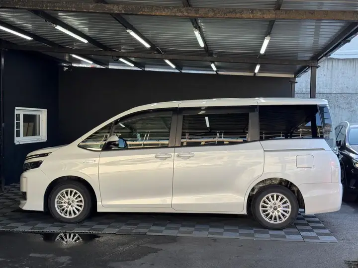 Toyota Voxy 2015 photo 4