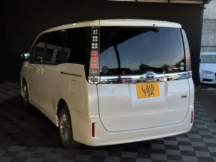 Toyota Voxy 2015 photo 5