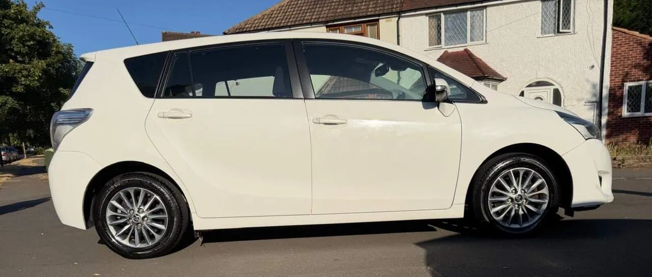 Toyota Verso 2017 photo 2