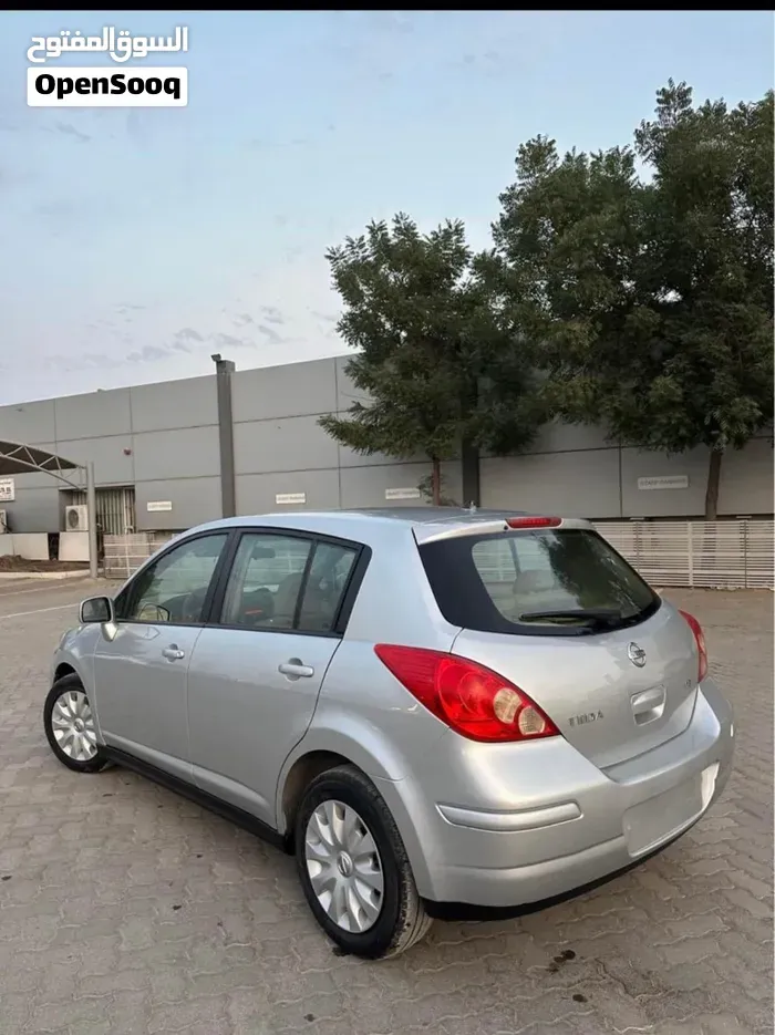 Nissan Tiida 2011 photo 2