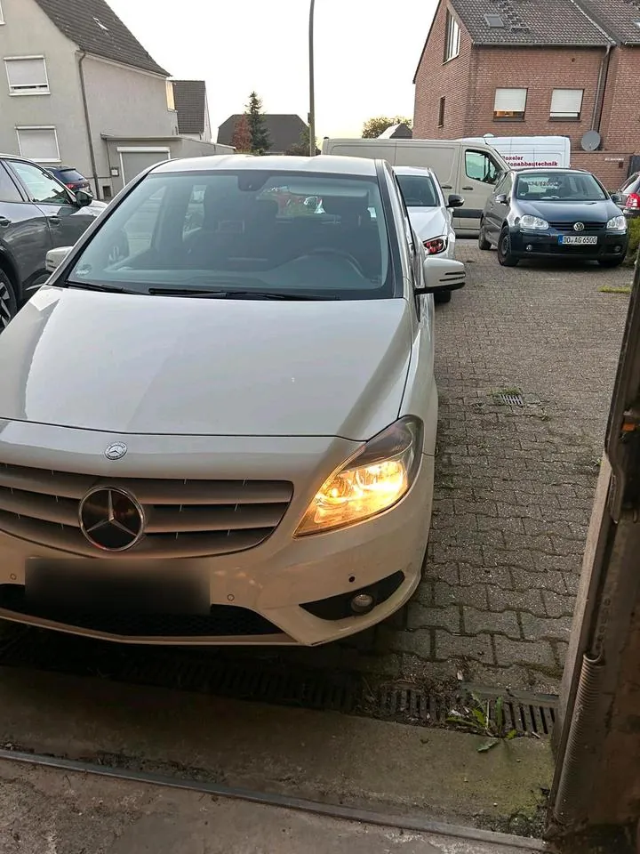 Mercedes-Benz B 180