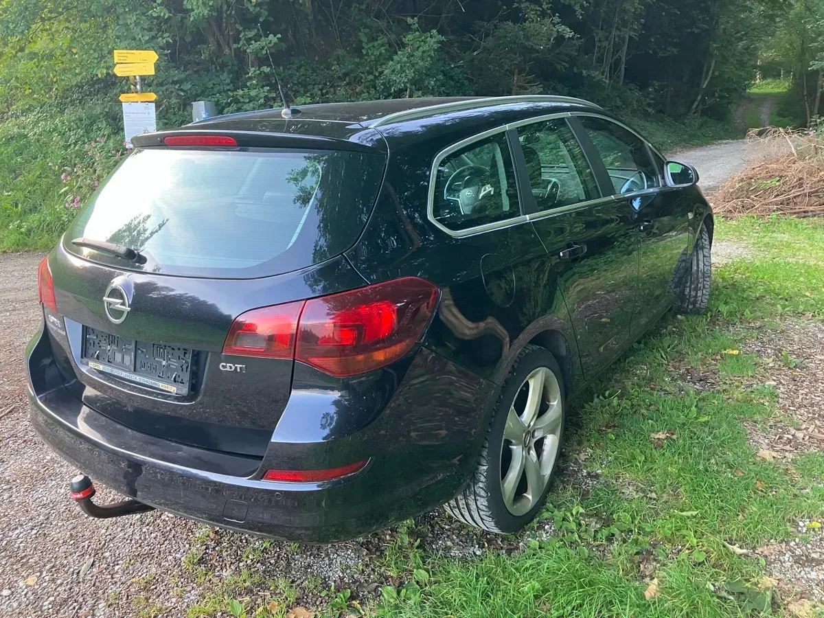 Opel Astra 2011 photo 2