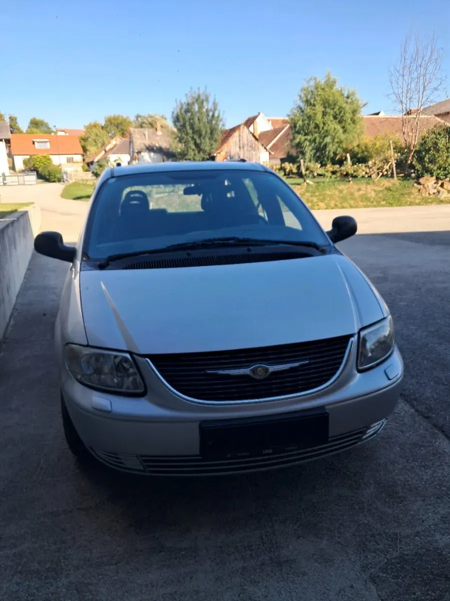 Chrysler Voyager 2004 photo 2
