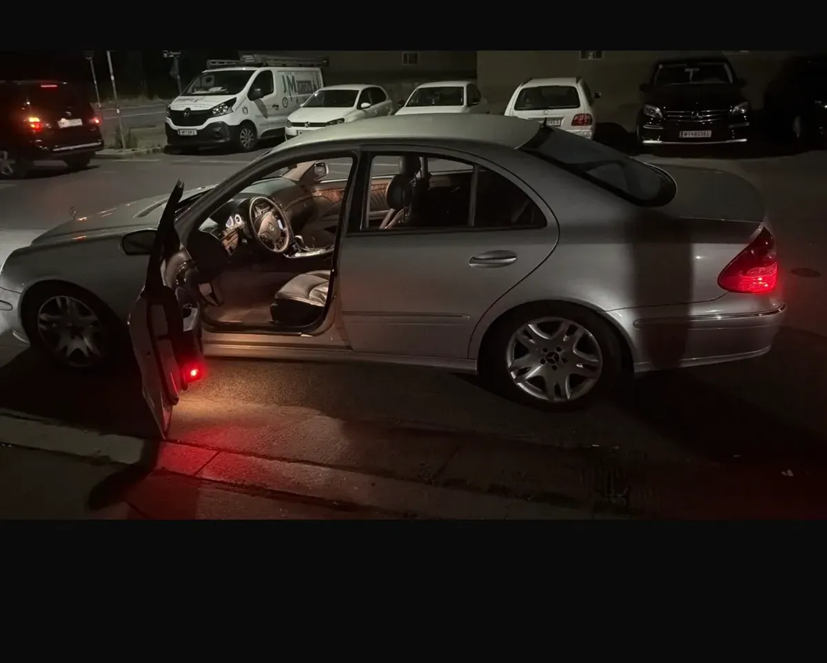 Mercedes-Benz E-Class 2004 photo 2