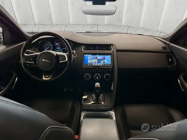 Jaguar E-Pace 2018 photo 4