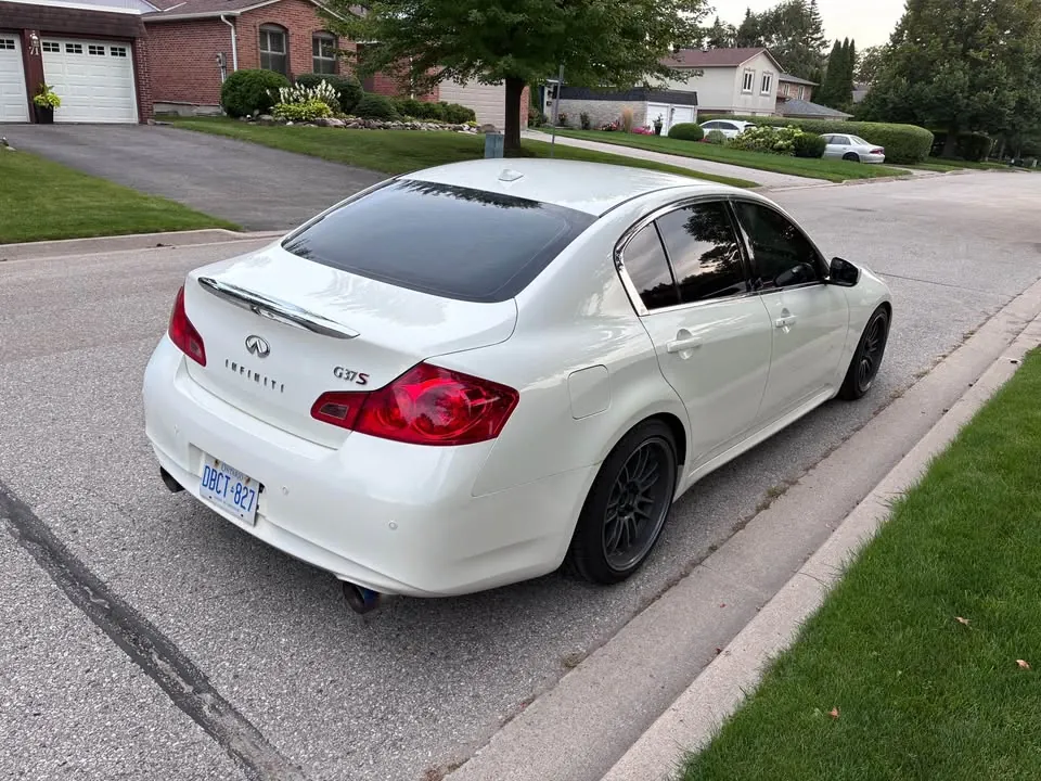 Infiniti G37 2012 photo 2