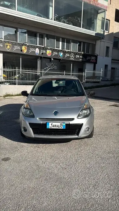 Renault Clio 2010 photo 2
