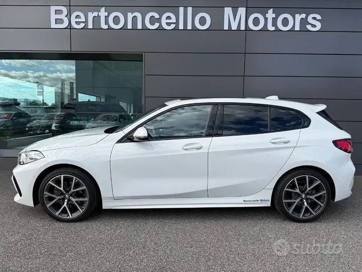 BMW 118I 2024 photo 3