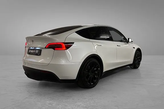 Tesla Model Y 2025 photo 4
