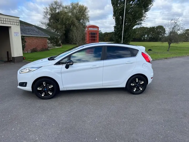 Ford Fiesta 2016 photo 2