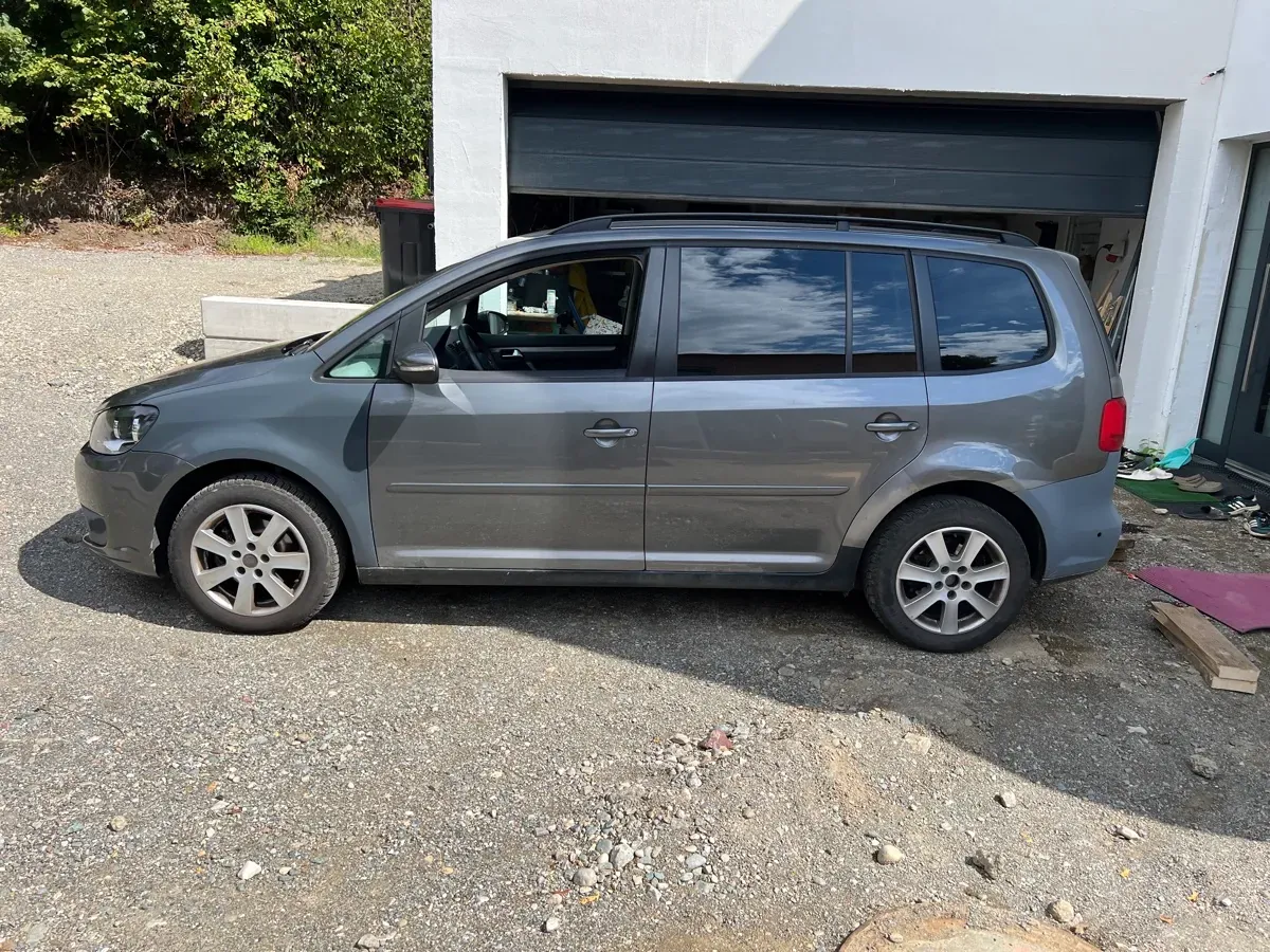 Volkswagen Touran 2010 photo 2