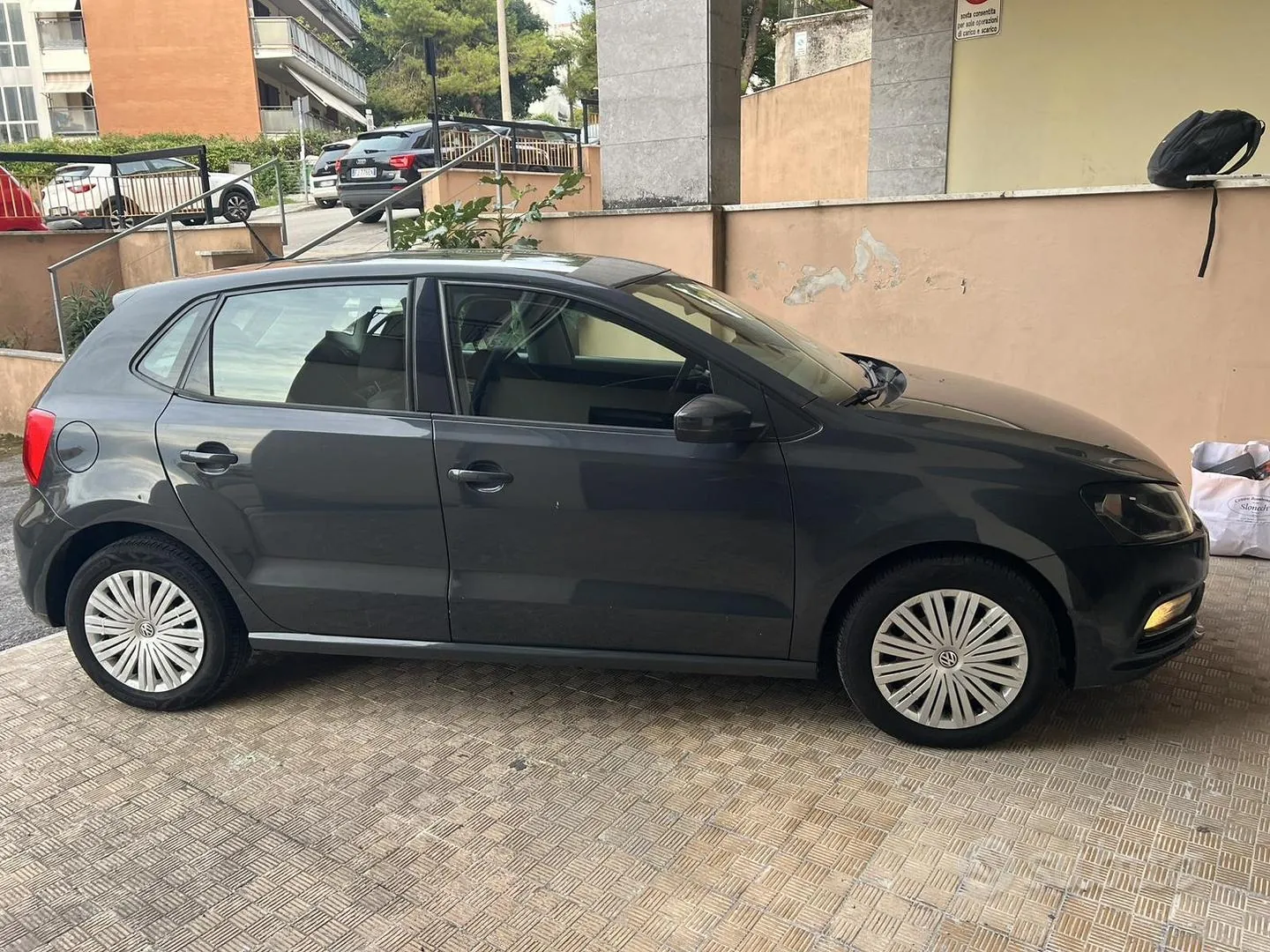 Volkswagen Polo 2015 photo 2