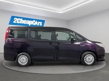 Toyota Noah 2015 photo 5