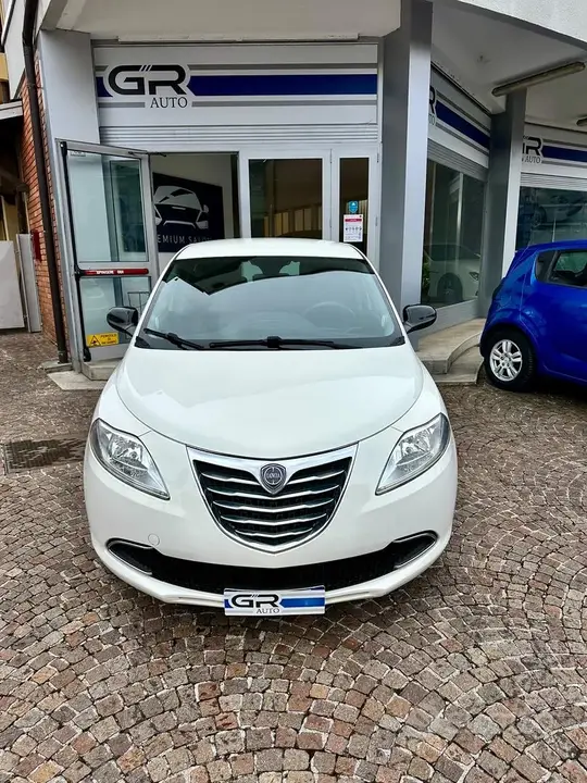 Lancia Ypsilon 2014 photo 2