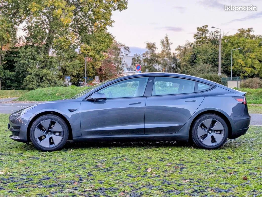 Tesla Model 3 2023 photo 2