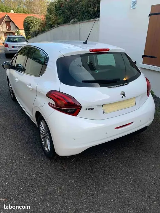 Peugeot 208 2018 photo 2