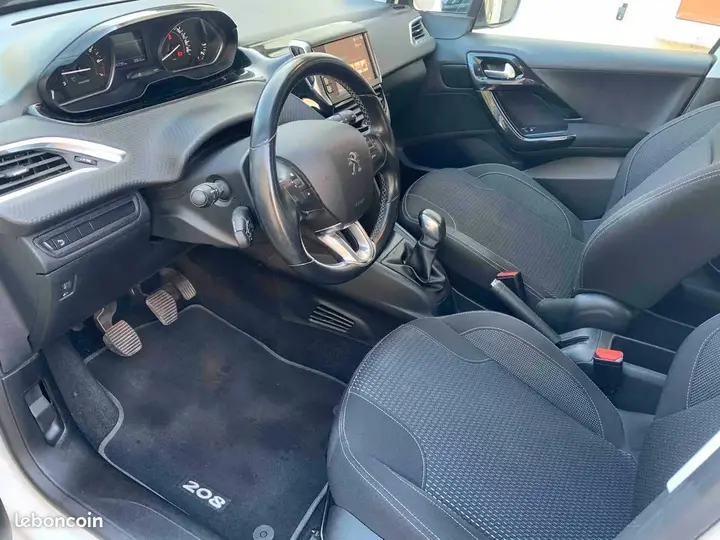 Peugeot 208 2018 photo 3