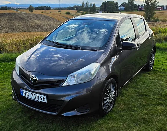 Toyota Yaris 2013 photo 2