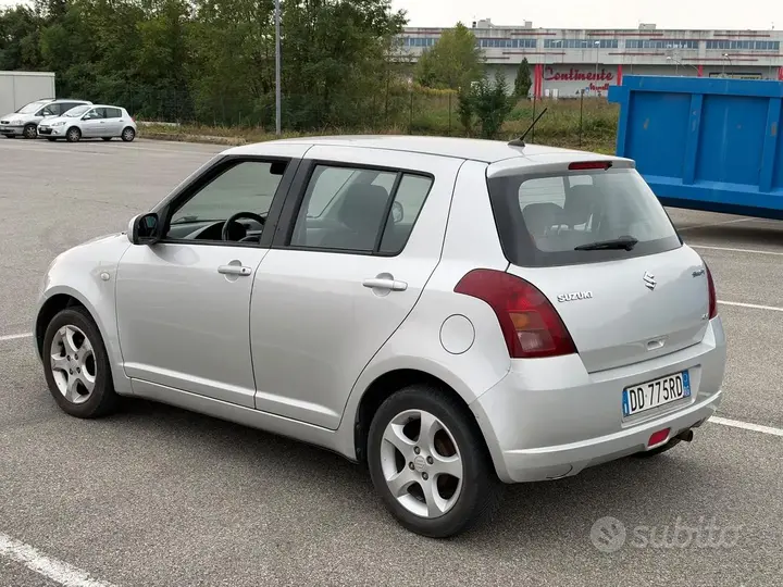 Suzuki Swift 2005 photo 4