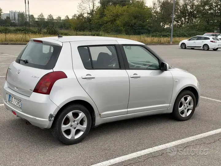 Suzuki Swift 2005 photo 3
