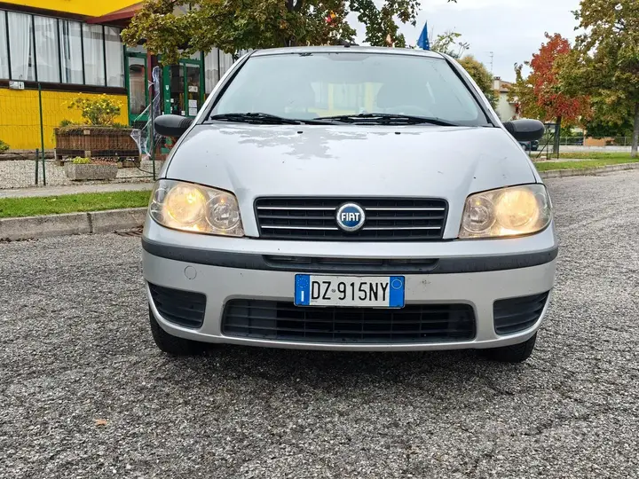 Fiat Punto 2009 photo 2