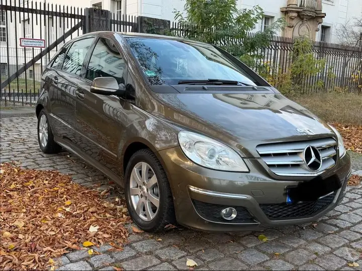 Mercedes-Benz B 180