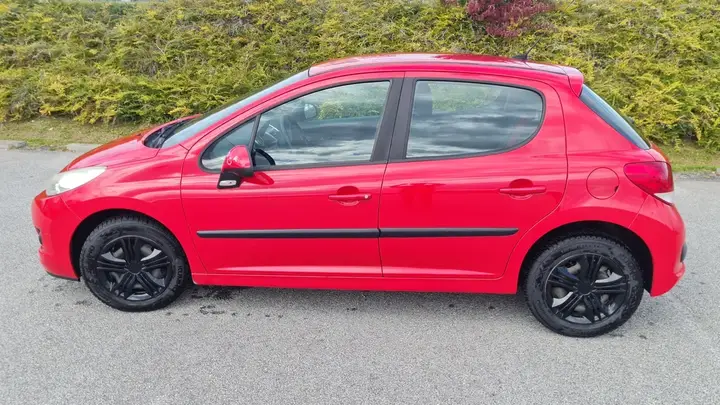 Peugeot 207 2010 photo 2