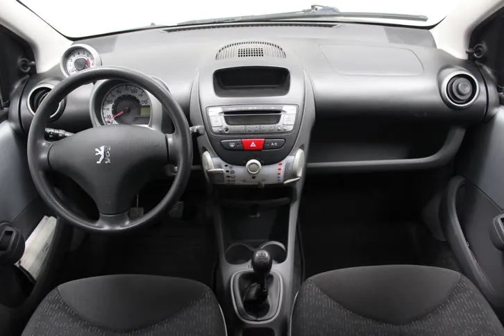 Peugeot 107 2011 photo 2