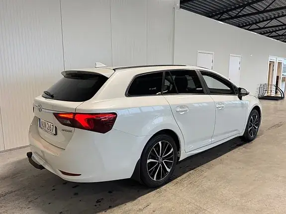 Toyota Avensis 2018 photo 3