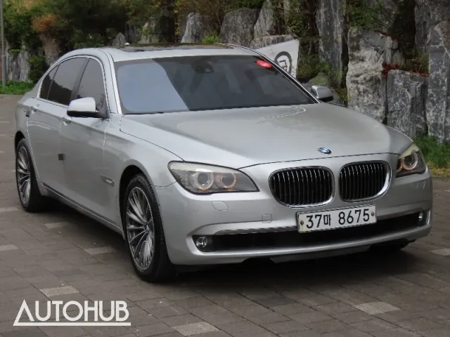 BMW 7 Series 2012 photo 2