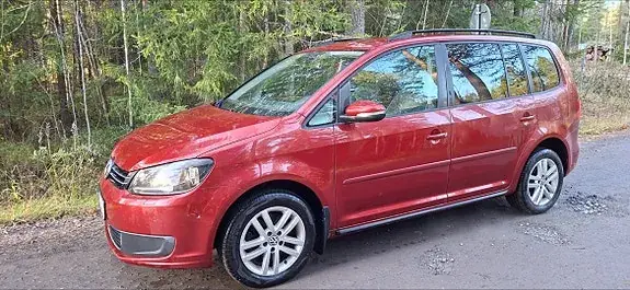 Volkswagen Touran 2011 photo 2