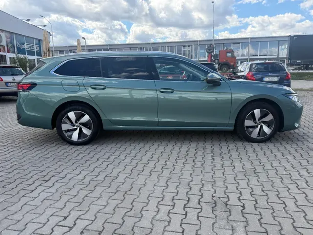 Volkswagen Passat Variant 2025 photo 3