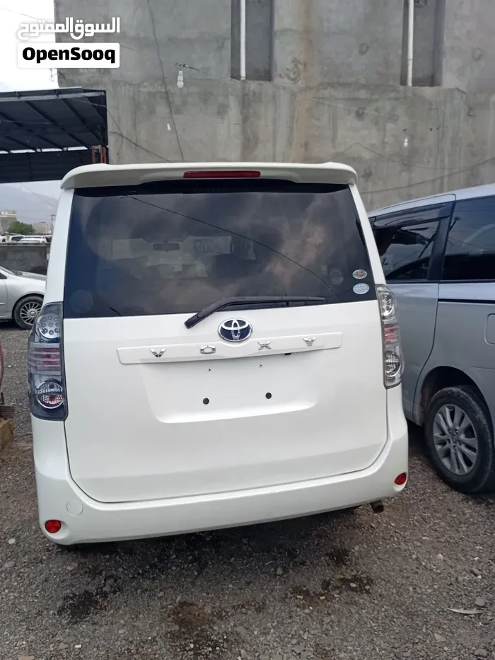 Toyota Voxy 2008 photo 3
