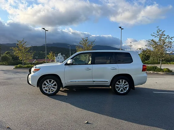 Toyota Land Cruiser 2013 photo 2