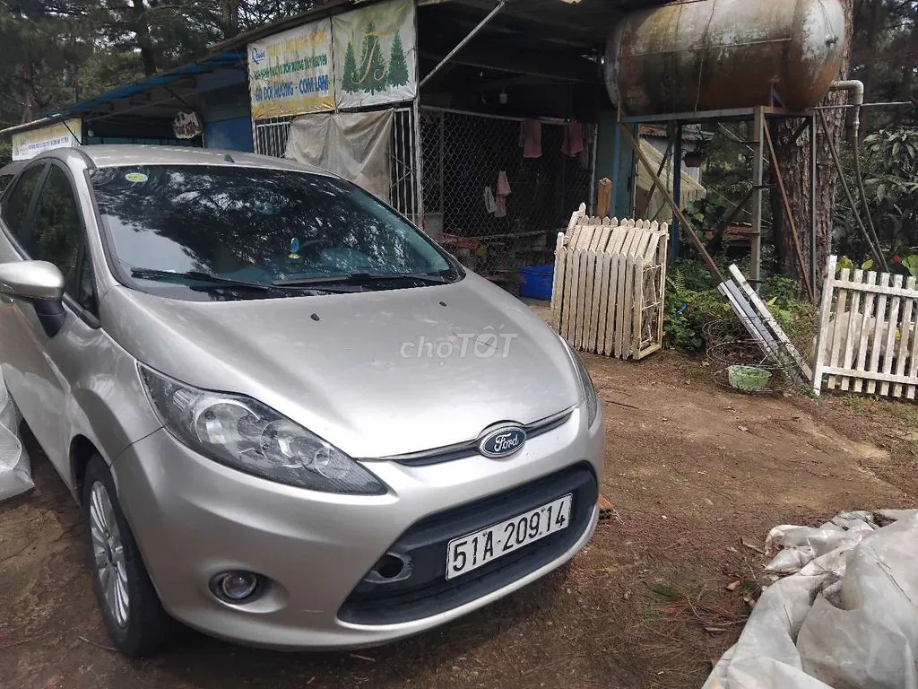 Ford Fiesta 2012 photo 2