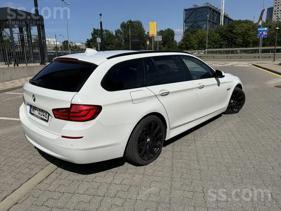 BMW 530D Touring 2011 photo 4