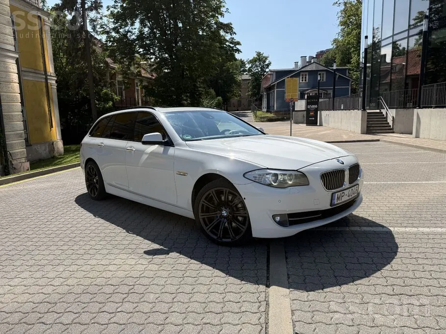 BMW 530D Touring 2011 photo 2