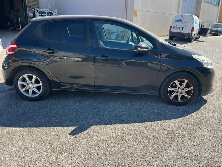 Peugeot 208 2012 photo 4