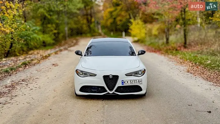 Alfa Romeo Giulia 2017 photo 2